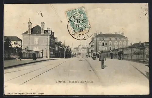 AK Troyes, Pont de la Rue Voltaire avec passants et bâtiments adjacents