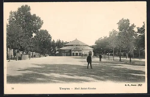 AK Troyes, Mail Saint-Nicolas avec promenade arborée et bâtiment central