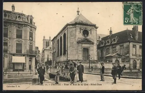 AK Troyes, Pont et Rue de la Cité, Hôtel-Dieu