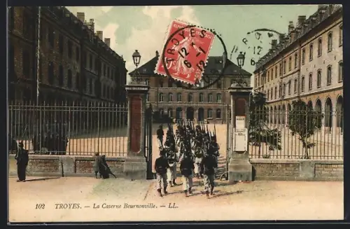 AK Troyes, La Caserne Beurnonville avec soldats en marche