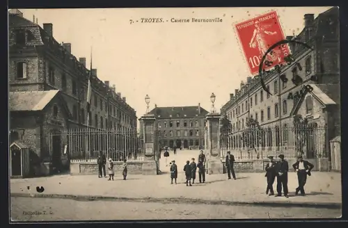 AK Troyes, Caserne Beurnonville avec passants devant l`entrée