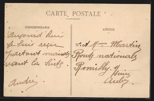 AK Troyes, Caserne Beurnonville avec passants devant l`entrée