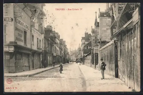 AK Troyes, Rue Urbain IV avec passants et bâtiments historiques