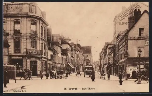 AK Troyes, Rue Thiers avec tramway et passants animés