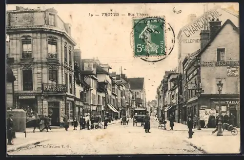 AK Troyes, Rue Thiers avec passants et commerces animés