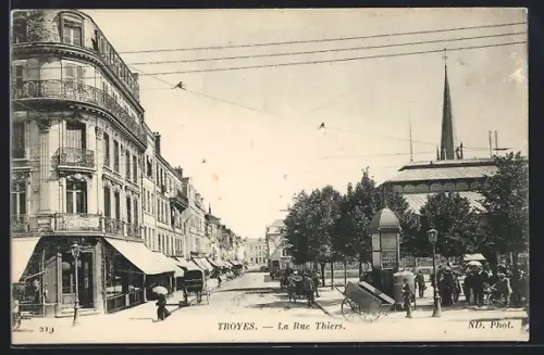 AK Troyes, La Rue Thiers animée avec passants et calèches