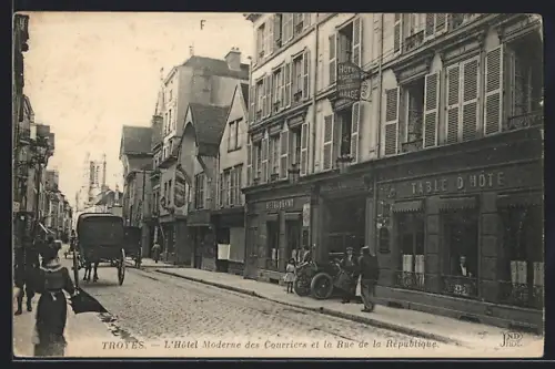 AK Troyes, L`Hôtel Moderne des Courriers et la Rue de la République