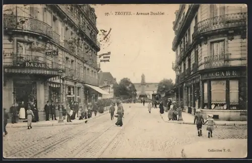 AK Troyes, Avenue Doublet avec passants et boutiques animées