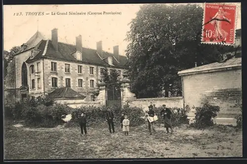 AK Troyes, Le Grand Séminaire, Caserne Provisoire, avec des personnes posant devant le bâtiment