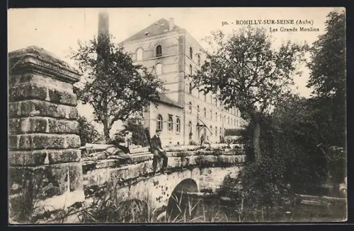AK Romilly-sur-Seine /Aube, Les Grands Moulins et le vieux pont en pierre