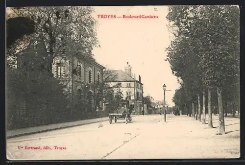 AK Troyes, Boulevard Gambetta avec calèche et arbres alignés