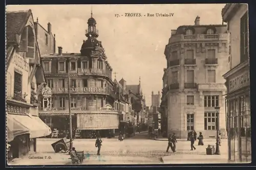 AK Troyes, Rue Urbain-IV avec bâtiments historiques et passants animés
