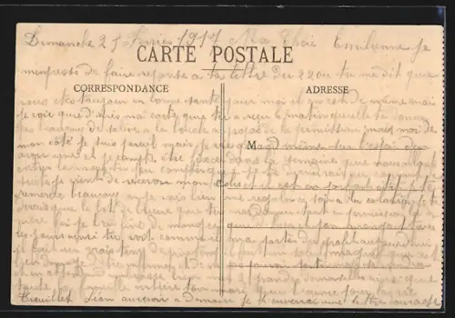 AK Troyes, Rue Urbain-IV avec bâtiments historiques et passants animés