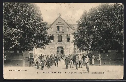 AK Bar-sur-Seine, École primaire supérieure et professionnelle avec élèves devant le bâtiment
