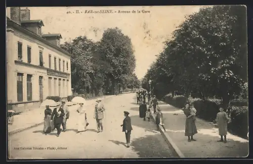 AK Bar-sur-Seine, Avenue de la Gare animée avec passants et arbres