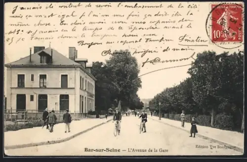 AK Bar-sur-Seine, L`Avenue de la Gare avec passants et cyclistes