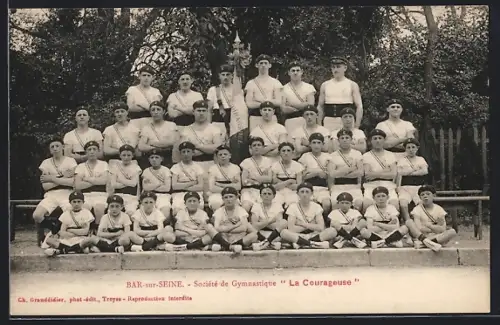 AK Bar-sur-Seine, Société de Gymnastique La Courageuse en uniforme