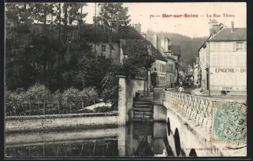 AK Bar-sur-Seine, La Rue Thiers et le pont sur la rivière