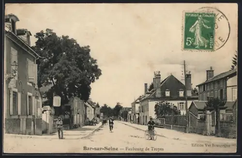 AK Bar-sur-Seine, Faubourg de Troyes avec cyclistes et piétons dans la rue animée