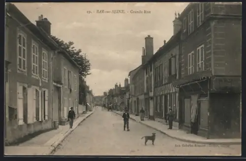 AK Bar-sur-Seine, Grande Rue avec passants et chien