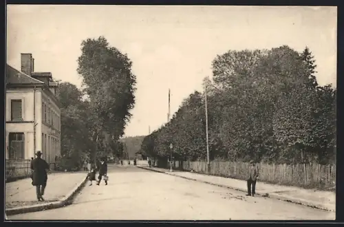 AK Bar-sur-Seine, Rue bordée d`arbres avec passants et bâtiments adjacents