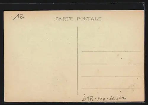 AK Bar-sur-Seine, Rue bordée d`arbres avec passants et bâtiments adjacents