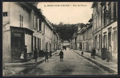 AK Bar-sur-Seine, Rue de l`Étape avec passants et bâtiments historiques