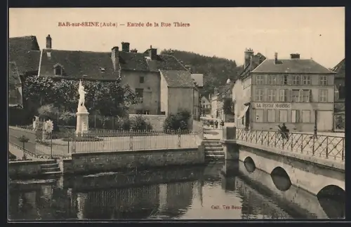 AK Bar-sur-Seine /Aube, Entrée de la Rue Thiers avec pont et statue