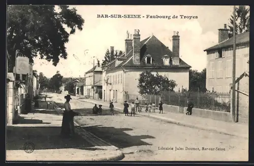 AK Bar-sur-Seine, Faubourg de Troyes avec passants et maisons d`époque