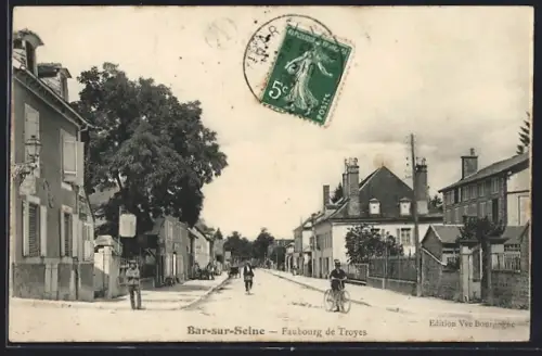 AK Bar-sur-Seine, Faubourg de Troyes avec cyclistes et passants