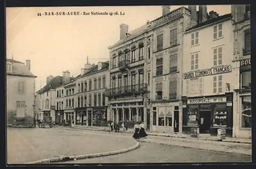 AK Bar-sur-Aube, Rue Nationale avec magasins et passants