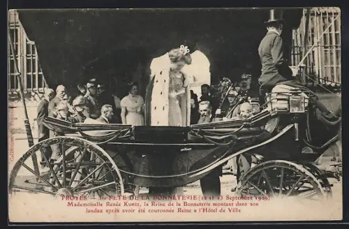 AK Troyes, Fête de la Bonneterie 1909, Mlle Renée Kuntz montant dans son landau après couronnement