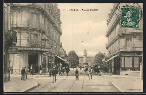 AK Troyes, Avenue Doublet animée avec passants et boutiques