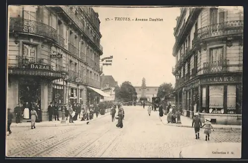 AK Troyes, Avenue Doublet avec passants et commerces animés