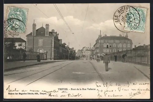 AK Troyes, Pont de la Rue Voltaire avec passants et bâtiments adjacents