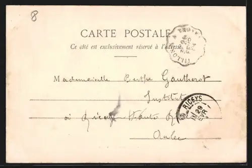 AK Troyes, Pont de la Rue Voltaire avec passants et bâtiments adjacents