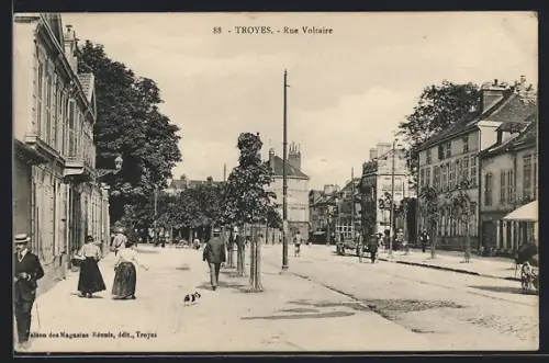 AK Troyes, Rue Voltaire animée avec passants et bâtiments historiques