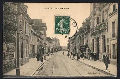 AK Troyes, Rue Thiers animée avec passants et bâtiments historiques