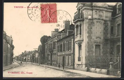 AK Troyes, Rue de Paris avec architecture urbaine du début du XXe siècle