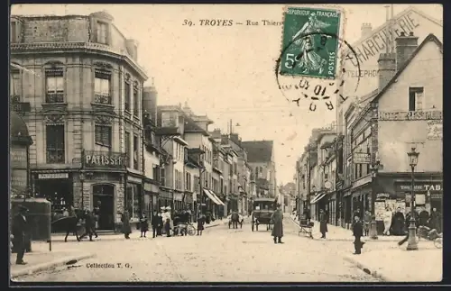 AK Troyes, Rue Thiers avec commerces et passants