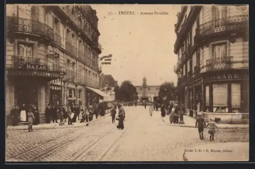 AK Troyes, Avenue Doublet avec boutiques et passants animés