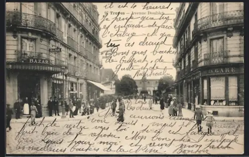 AK Troyes, Avenue Doublet avec passants et bâtiments historiques