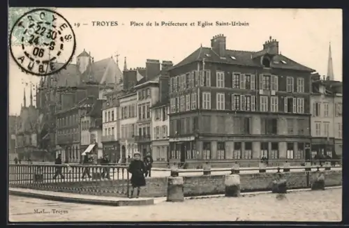 AK Troyes, Place de la Préfecture et Église Saint-Urbain