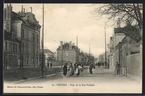 AK Troyes, Pont de la Rue Voltaire avec passants