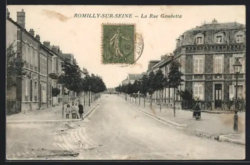 AK Romilly-sur-Seine, La Rue Gambetta avec des passants et bâtiments historiques