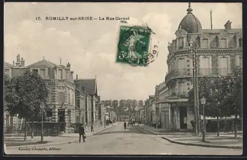 AK Romilly-sur-Seine, La Rue Carnot avec bâtiments d`époque et passants