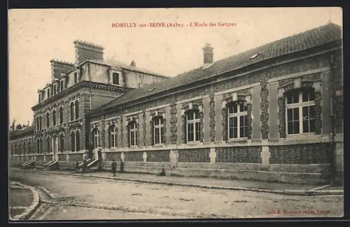 AK Romilly-sur-Seine /Aube, L`École des Garcons