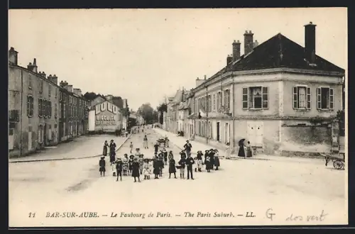 AK Bar-sur-Aube, Le Faubourg de Paris avec des enfants jouant dans la rue
