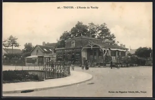 AK Troyes, L`Entrée du Vouldy avec bâtiments et végétation en arrière-plan