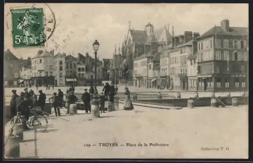 AK Troyes, Place de la Préfecture avec passants et bâtiments historiques